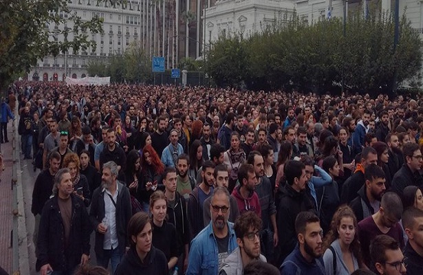 Yunanlılar, Pompeo’nun Ziyaretini Protesto Ederek Amerikan Bayrağını Ateşe Verdi