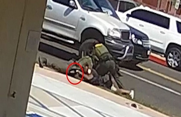 ABD’li Bir Polis Memurunun Evsiz Bir Siyahi Ateş ediyor/Video