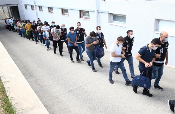 Adana merkezli 15 ildeki FETÖ operasyonunda gözaltına alınan 6 zanlı tutuklandı