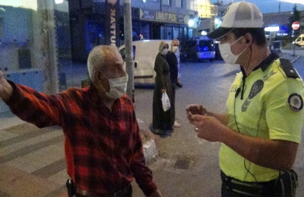 Yaşlı Adamla Polisin İlginç ‘Maske’ Diyaloğu (Video İzle)