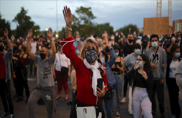 İspanya’da artan Kovid-19 vakaları nedeniyle getirilen kısıtlamalar protesto edildi