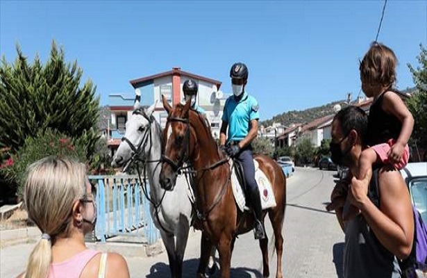 İzmir’de plajların güvenliği atlı jandarmaya emanet