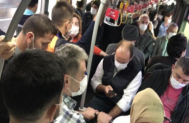 İstanbul’da otobüsler doldu taştı, sosyal mesafe unutuldu