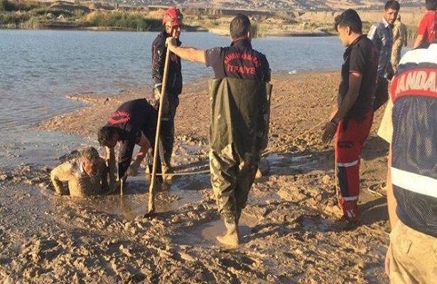 Keçisini kurtarmak isterken bataklığa düştü