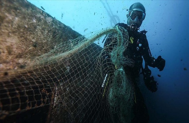 Karaburun’u ‘hayalet ağlardan’ temizliyorlar