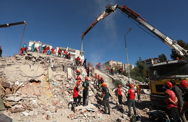 İzmir’de 23 saat sonra mucize: Anne ve 3 çocuğu kurtarıldı