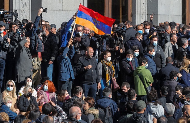 Ermenistan’da sular durulmuyor! Savunma Bakanı istifa etti, gözler Paşinyan’da