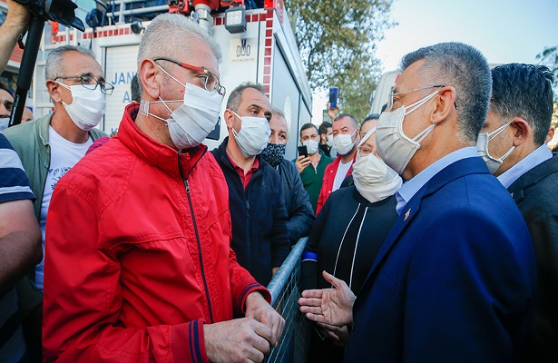 Cumhurbaşkanı Yardımcısı Oktay, İzmir’deki deprem bölgesinde incelemelerde bulundu