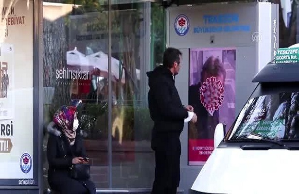 Trabzon’da maske takmayanlar, yüzünü koronavirüse çeviren özel yazılımlı dijital ekranlarla uyarılıyor