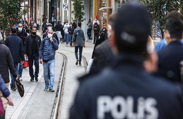 İstanbul’da Kovid-19 tedbirleri kapsamında getirilen sigara yasağına kısmen uyuldu