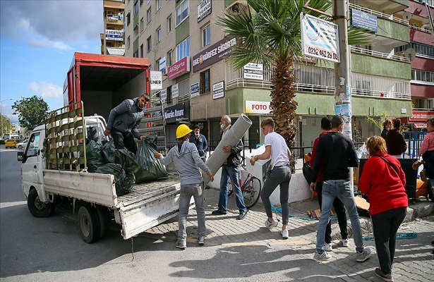 İzmir’de depremde hasar gören evlerde tahliyeler sürüyor