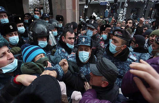 Ermenistan’da protestocular Başbakanlık binasını kuşattı