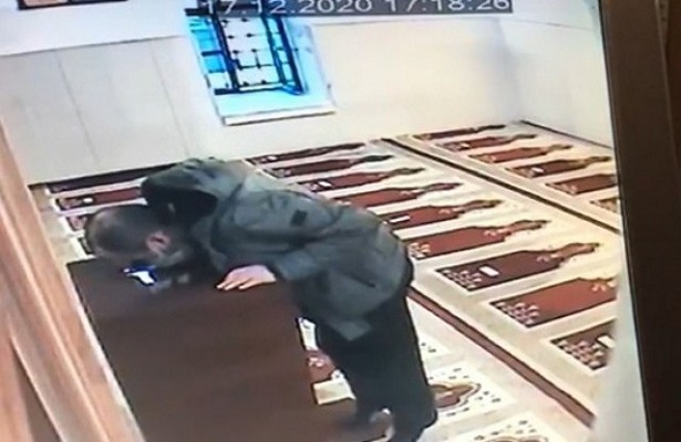 Bursa’da cami kasasından özel aparatla para çaldı (Video)