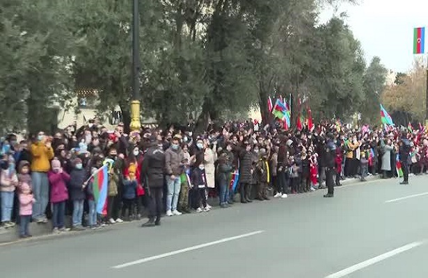 Cumhurbaşkanı Erdoğan’a Azerbaycanlılar Sevgi Gösterisinde Bulundu (Video)