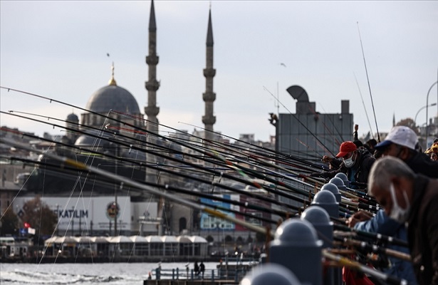 İstanbul’da olta balıkçılığı yapanlara mesafe ve sigara denetimi