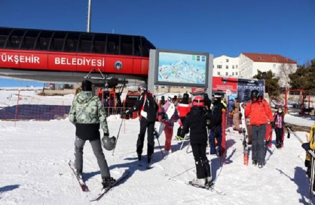 Yabancı kayakseverler Kovid-19’a rağmen Erciyes’i tercih etti