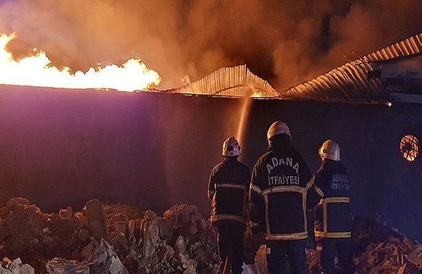 Adana’da mobilya atölyesinde çıkan yangın kontrol altına alındı