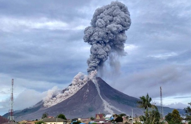 Endonezya’da Merapi Yanardağı’nda son 24 saatte 52 patlama yaşandı