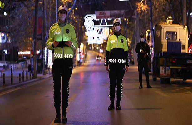 İstanbul yeni yılı Kovid-19’un gölgesinde sessiz karşıladı