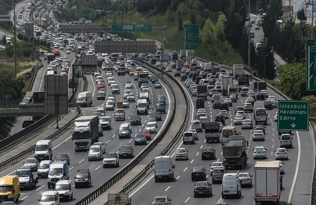 İstanbul’da kısıtlama sonrası trafikte oluşan yoğunluk sürüyor