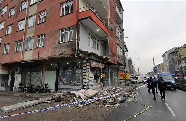 Sultangazi’de bir binanın balkonu çöktü