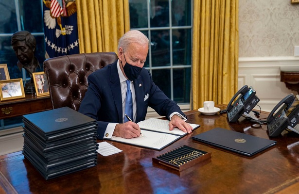 Biden’ın görevdeki ilk gününde gündemi Kovid-19’la mücadele oldu