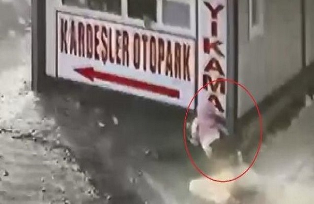 Buzlu yolda düşen babanın kucağındaki kızını kurtarma anı kamerada