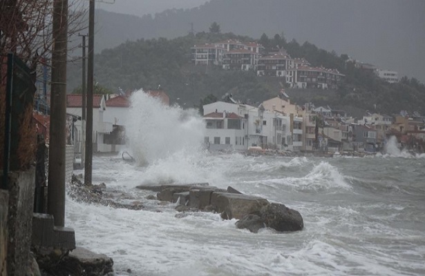 Çanakkale’de dev dalgalar evlere ulaştı