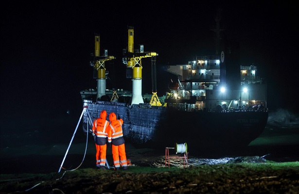 Beykoz açıklarında sürüklenen gemiyi kurtarma çalışmalarına gece saatlerinde ara verildi