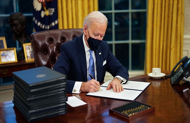 ABD Başkanı Biden’dan görevinin ilk gününde Trump yönetiminin kararlarını tersine çeviren 17 kararname