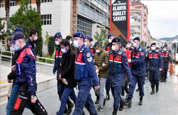 Antalya’da uyuşturucu operasyonunda yakalanan 42 şüpheliden 25’i adliyede