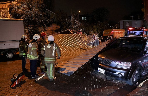 İstanbul’da fırtına hayatı olumsuz etkiledi