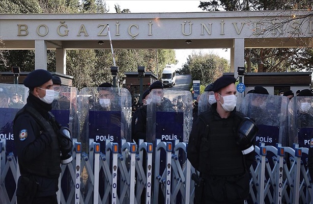 İstanbul Valiliğinden Boğaziçi Üniversitesinde toplanma çağrılarına ilişkin gösteri yasağı hatırlatması