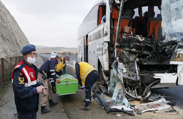 Yolcu otobüsü TIR’a çarptı: 3 kişi öldü, 30 kişi yaralandı