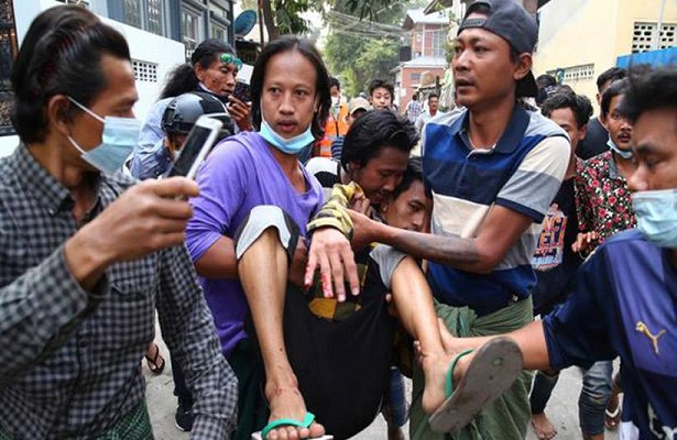 Myanmar’da protestocuların üzerine ateş açtı