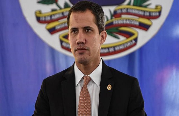 Guaido, kamu görevlerinden men edildi