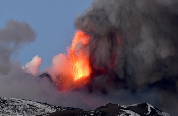 İtalya’da Etna yanardağı yeniden faaliyete geçti