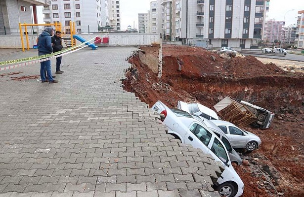 İstinat duvarının çökmesi sonucu 6 araç yandaki inşaatın temel kazı alanına düştü