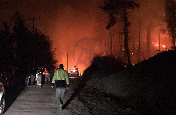 Kastamonu’da ormanlık alan ve mahallede etkili olan yangın kontrol altına alındı