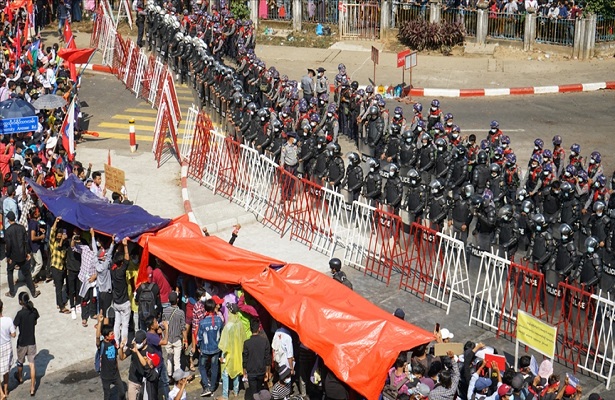 Myanmar’da güvenlik güçleri protestoculara ateş açtı: 2 ölü