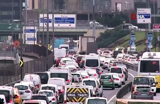 İstanbul’da haftanın ilk iş gününde trafik yoğunluğu arttı