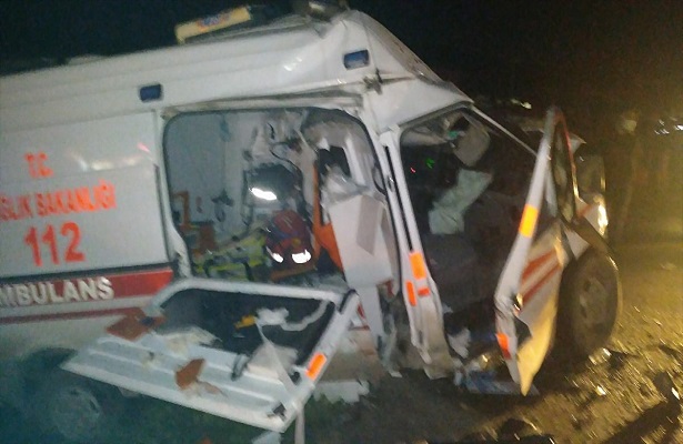 Balıkesir’de ambulans, kamyon ve otomobilin karıştığı kazada 4 kişi öldü, iki kişi yaralandı