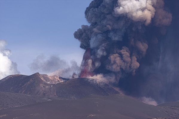 İtalya’da Etna Yanardağı yeniden hareketlendi!