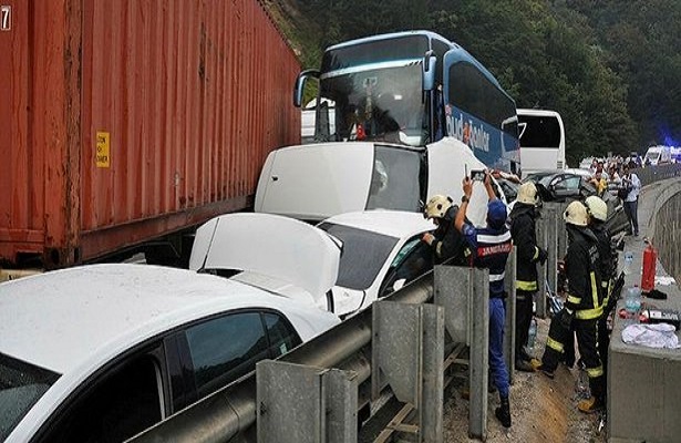 Bursa-Ankara kara yolunda zincirleme trafik kazası: 3 ölü, 21 yaralı