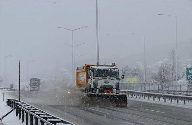 Adana-Ankara Otoyolu’nda etkili olan kar trafiği aksatıyor