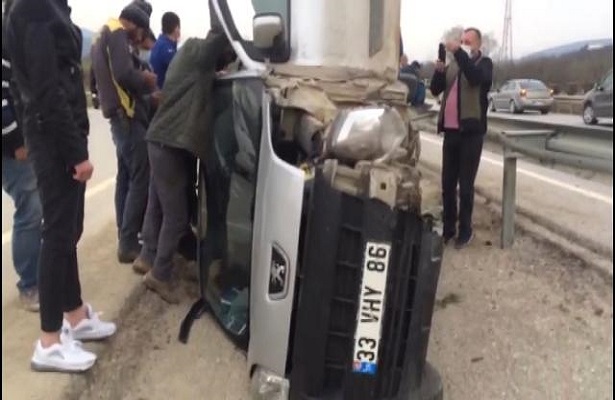 Tekerleği kopan araçta sıkıştı, dakikalarca kurtarılmayı bekledi