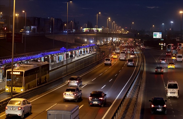 İstanbul’da sokağa çıkma kısıtlamasının sona ermesiyle trafik yoğunluğu arttı