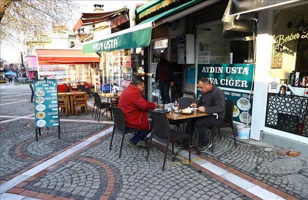 Edirne’de yeme içme yerleri yeni tedbirler kapsamında müşteri kabul etmeye başladı