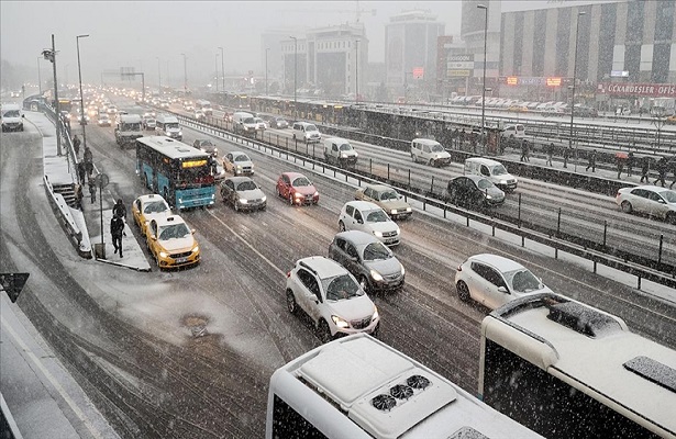 İstanbul’da kar yağışının etkisiyle trafikte yoğunluk yaşanıyor