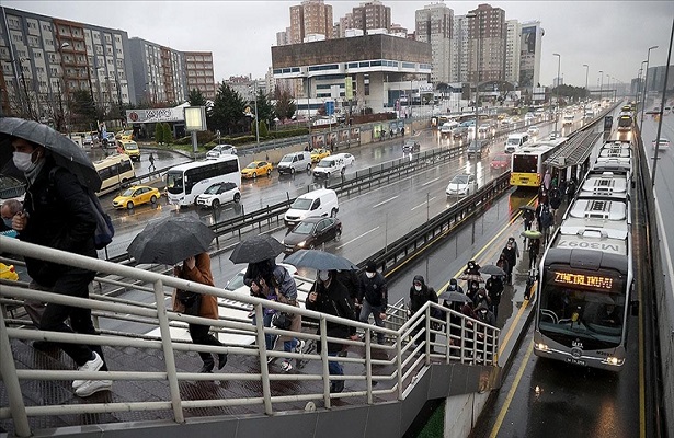 İstanbul’da kısıtlamanın sona ermesinin ardından sağanak yağışın etkisiyle trafik yoğunluğu arttı